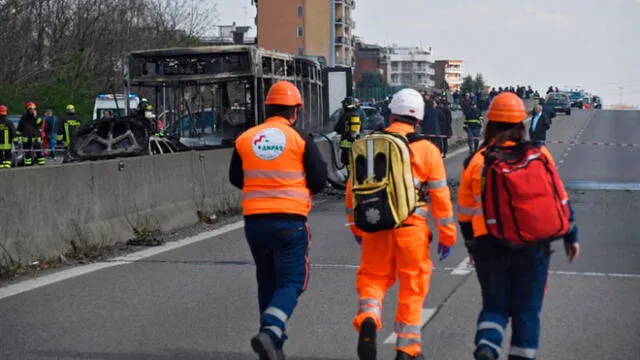 Italia: Hombre secuestra bus con 51 estudiantes dentro y le prende fuego [VIDEO]