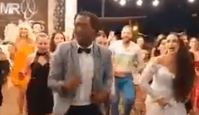 En YouTube, un recién casado destacó con sus movimientos a ritmo de salsa y quería que sus invitados lo imiten.