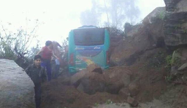 La Libertad: Derrumbe estuvo a punto de sepultar a bus con 30 pasajeros