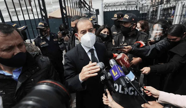 Walter Martos saliendo del Congreso. Foto: Jorge Cerdán/La República.