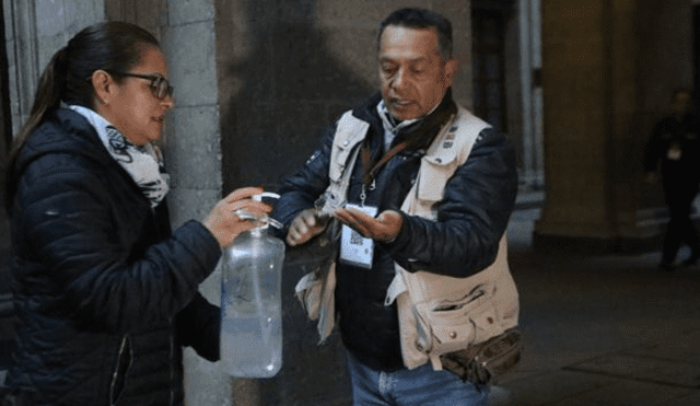 Personal del área de Comunicación Social del gobierno distribuyó gel desinfectante entre los reporteros en Palacio Nacional. (Foto: Cuarto Oscuro)
