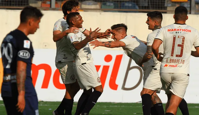 Plantel de Universitario celebrando el gol de Alberto Quintero en el clásico.