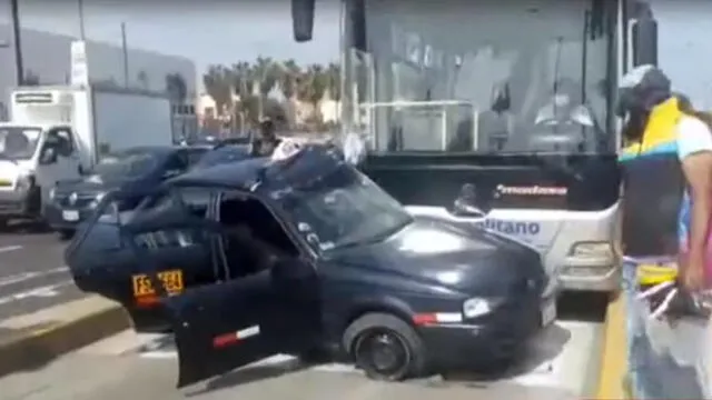 Auto de color negro quedó con graves daños en su estructura. (Foto: Captura de video / ATV Noticias)