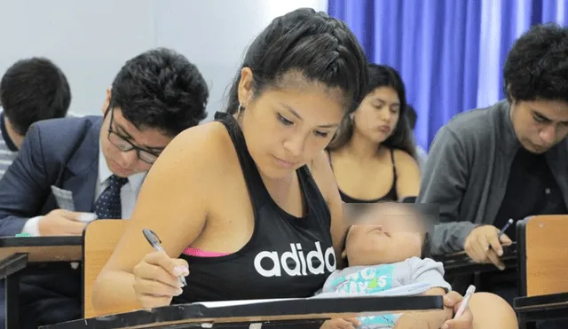 Karla Méndez rindió examen de admisión con su bebé en brazos. Foto: Difusión