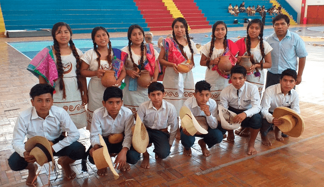 Escolares participaron con danzas tradicionales.