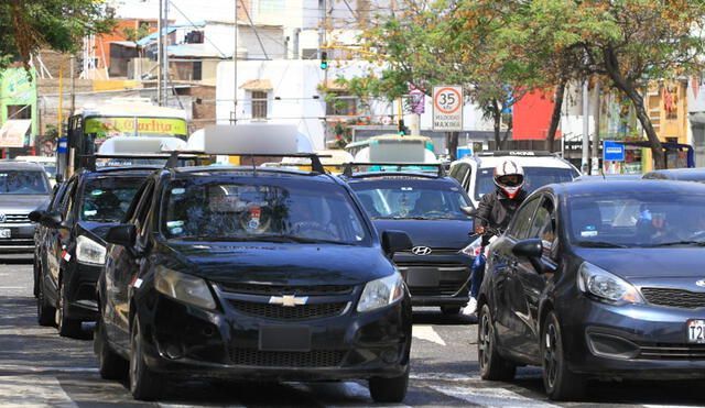 Taxis no respetan las medidas de bioseguridad para frenar el coronavirus. Foto: Referencial La República.