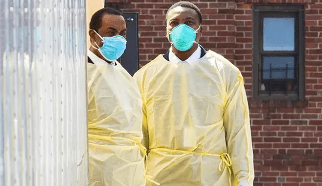 Personal del hospital Mount Sinai en Astoria, en el barrio de Queens (Nueva York), con mascarillas y ropa protectora durante el brote de COVID-19. Foto ONU