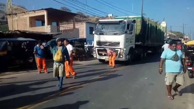 Tumbes: obreros de construcción civil bloquean carretera por falta de pagos