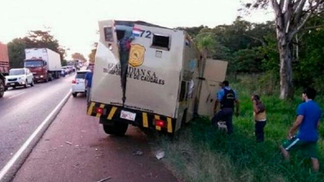Eran entre 8 y 10 hombres que vestían como agentes antidrogas. Foto referencial: un furgón que fue asaltado en Paraguay el año pasado.