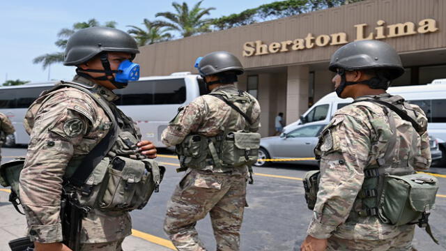 Peruvian army soldiers patrol close to major hotels in Lima on March 16, 2020, one day after President Martin Vizcarra announced a State of Emergency and a two-week nationwide home-stay quarantine together with the closure of all borders to fight the spread of the novel COVID-19 coronavirus. - No fatalities have been recorded of the 86 cases of Covid-19 detected in the country. (Photo by Cris BOURONCLE / AFP)