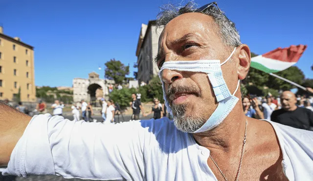 Miles de personas se manifiestan contra las restricciones del coronavirus en Roma. Foto: AFP