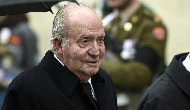 Acusado de corrupción, el rey emérito, Juan Carlos de Borbón, se exilió en los Emiratos Árabes Unidos. Foto: AFP.
