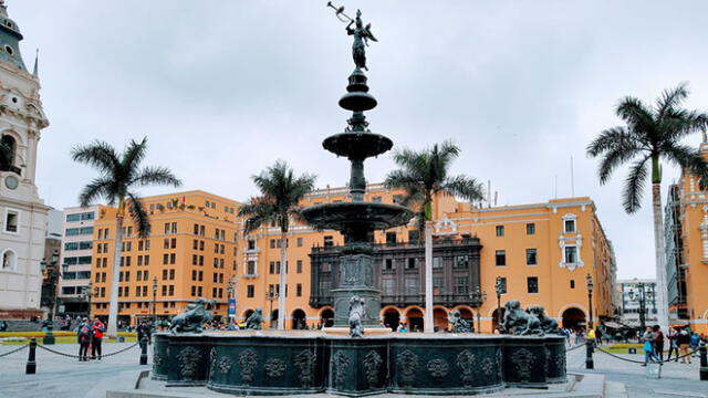 Foto con filtro interactivo de la pileta de la Plaza de Armas de Lima.