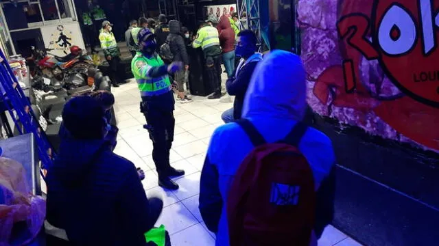 Los intervenidos fueron sancionados por personal de la Policía. Foto: Cusco en Portada.