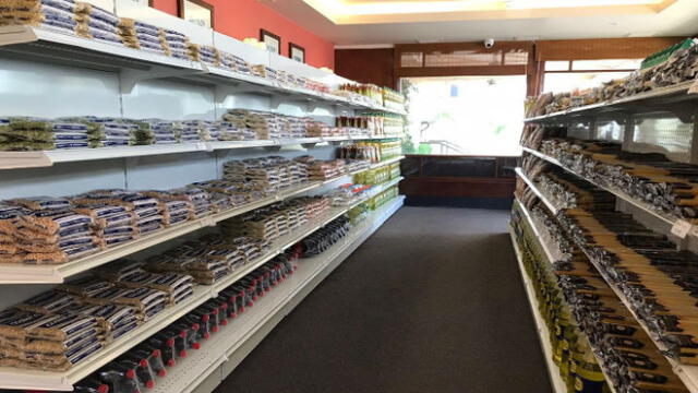 Pastelería San Antonio ahora ofrece diversos productos alimenticios. Fuente: Fernando Díaz / Twitter.