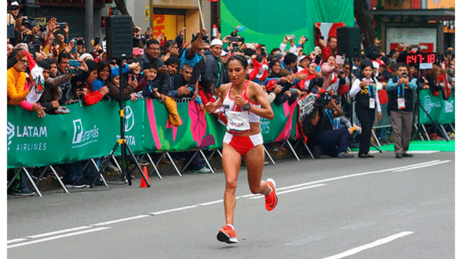 Niño alienta a Gladys Tejeda corriendo maratón junto a ella. Foto: Captura