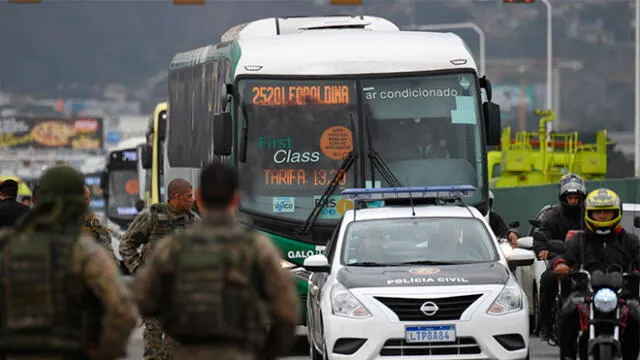 La policía militar abatió al secuestrador cuando bajó brevemente del bus. Foto: AFP.