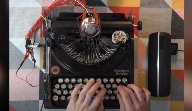 Desliza las imágenes para ver la sorprendente transformación de una antigua máquina de escribir en un instrumento musical.