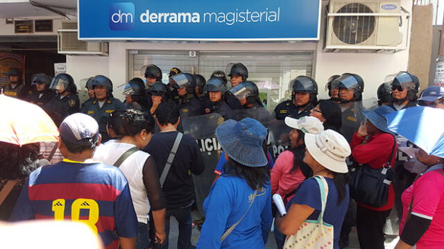Moquegua: Docentes protestan en local de la Derrama Magisterial