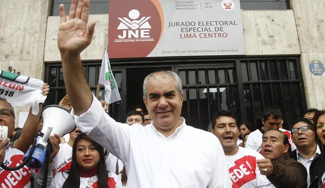 Candidato a Lima, Manuel Velarde, fue el primero en inscribirse ante el JEE
