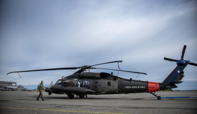 Restos de víctimas de avión chileno llegan a base militar en Punta Arenas. Foto: AFP.