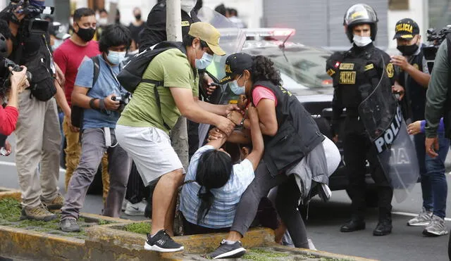 Detenciones en la avenida Nicolás de Piérola. Foto: Marco Cotrina/La República