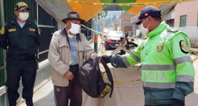 Don Donato León Gutiérrez, recuperó su dinero, gracias a la honradez de un mototaxista en Apurímac. Foto: PNP