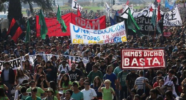 Miles marcharon contra el plan educativo de Piñera 