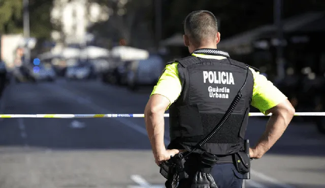 YouTube: Mira el conmovedor gesto de un policía con un bebé tras el atentado en Barcelona [VIDEO]