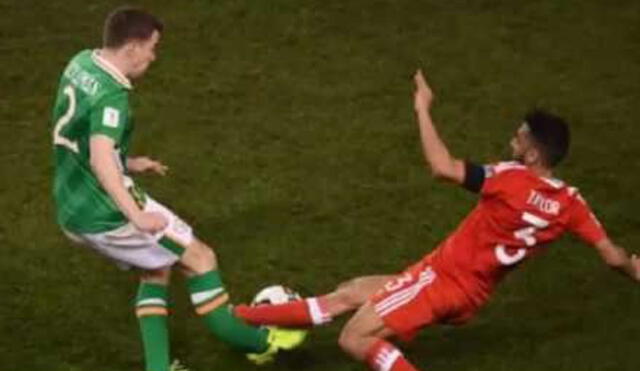 YouTube: Escalofriante fractura de tibia y peroné de Coleman durante clásico entre Irlanda y Gales | VIDEO