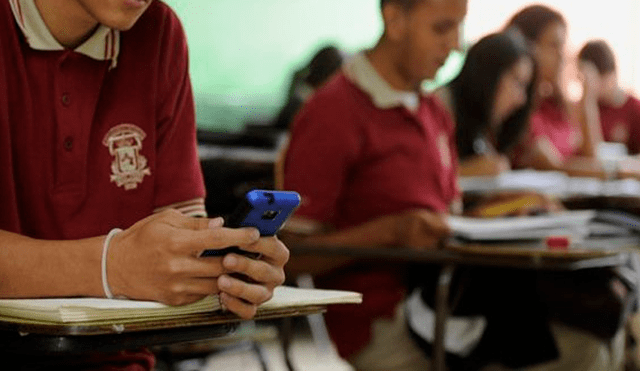 Director prohíbe minifaldas, aretes y celulares a estudiantes de su colegio [VIDEO] 