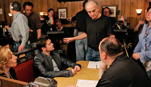 David Chase dirigiendo a James Gandolfini, Edie Falco y Robert Iler en "Made in America", el episodio final de "Los Soprano" emitido el 10 de junio del 2007. (Foto: iMDb)