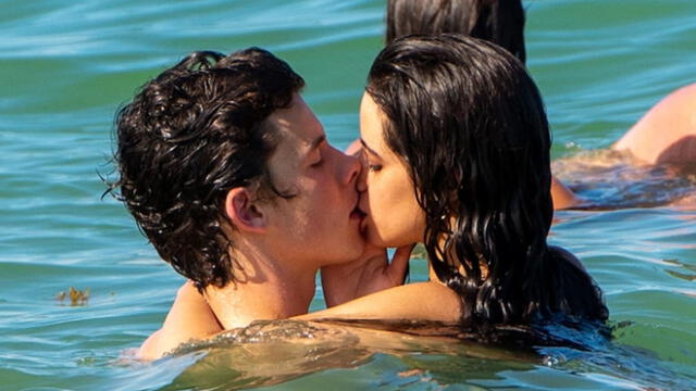 Shawn Mendes y Camila Cabello protagonizan apasionado beso en playas de Miami [FOTOS]