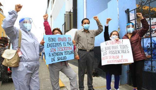 Personal asistencial piden salida de directora del nosocomio. Foto Jaime Mendoza /La República.