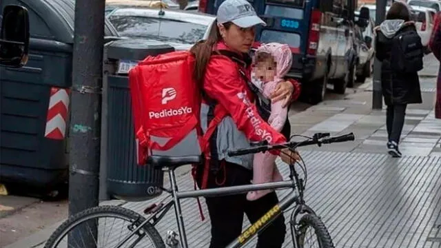 Madre venezolana trabaja desde hace dos meses en la empresa PedidosYa para cubrir las necesidad de su bebé. Foto: Jesús Quiles.