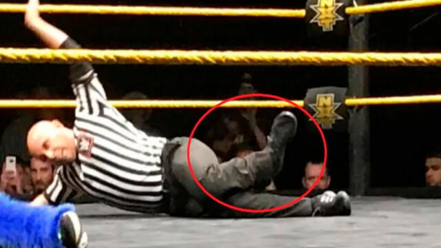 Réferi de la WWE se rehusó salir del ring pese a tener la pierna rota [VIDEO]