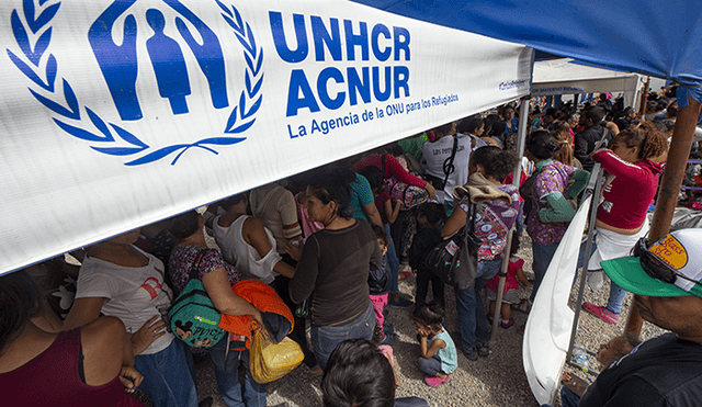 Miles de migrantes venezolanos permanecen varados en Ecuador luego de que Perú impusiera la presentación de pasaporte y visa humanitaria para el ingreso a su territorio.
