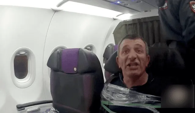 Pasajero ebrio fue atado con cinta adhesiva tras intentar entrar a la cabina del piloto en pleno vuelo [VIDEO]