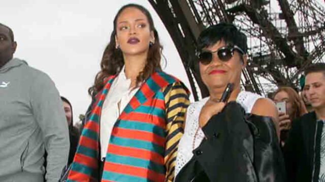 Rihanna con su madre, quien la acompaña en todas sus presentaciones. Foto: difusión.