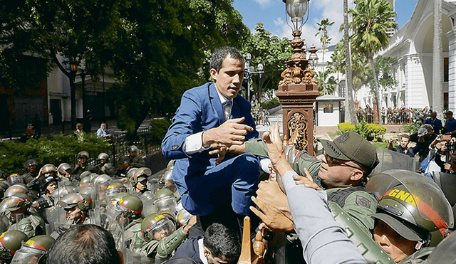 Como sea. Esta imagen dio la vuelta al mundo luego del “golpe parlamentario” que sacó del cargo a Juan Guaidó. Hoy intentará tomar las riendas del Parlamento venezolano. Foto: EFE.