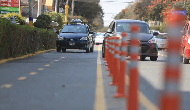 Los bolardos de plástico no son suficientes para impedir el paso de los vehículos en la ruta para ciclistas. Foto: La República/Clinton Medina.