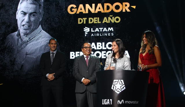 La hija del entrenador recibió el premio en lugar de Bengoechea. Foto: Liga 1.