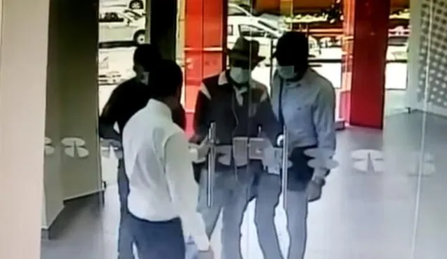 YouTube: Empleado ‘vence’ a ladrones que intentaban asaltar banco [VIDEO]