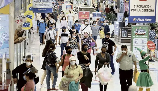 Ciudadanos asisten a los centros comerciales para realizar las compras de Navidad y Año Nuevo. Foto: La República