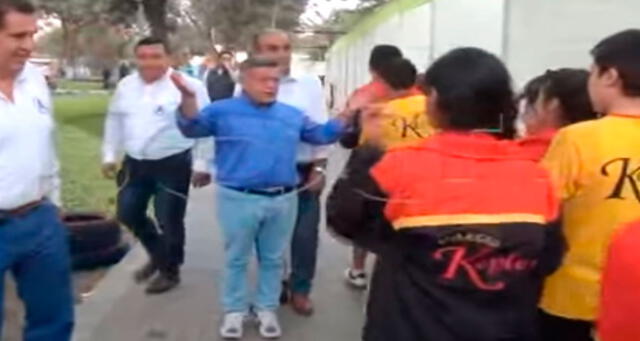 César Acuña regala abrazos a alumnos pero sucede lo inesperado en Trujillo [VIDEO]