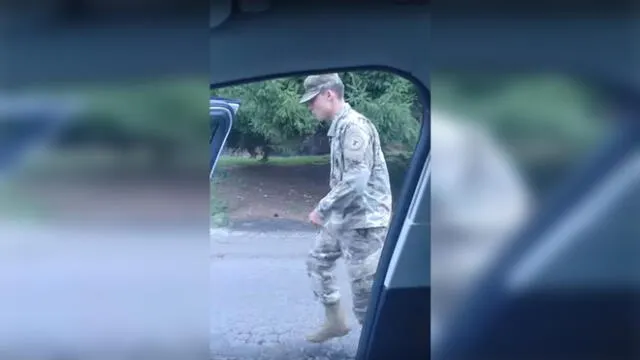 YouTube: Soldado realiza el reto de bajar del carro en movimiento y sucede esto [VIDEO]