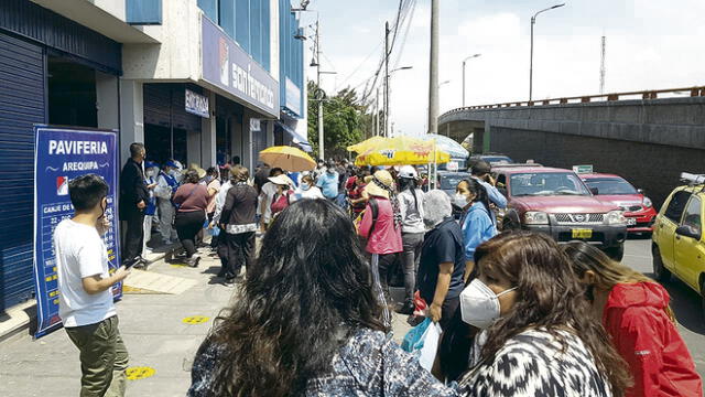 no cesan. Largas colas y aglomeración de gente en Arequipa.