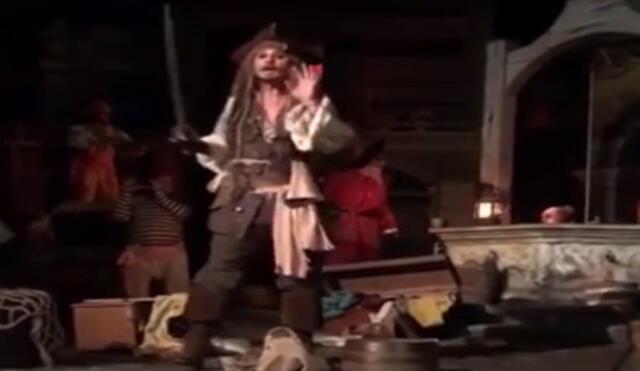 YouTube: Johnny Depp sorprendió a fanáticos vistiendo de 'Jack Sparrow' en Disneyland