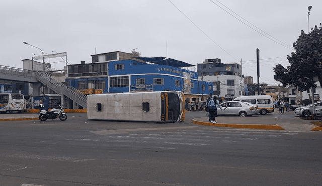 Choque entre camión y cúster deja un herido en San Martín de Porres [VIDEO]