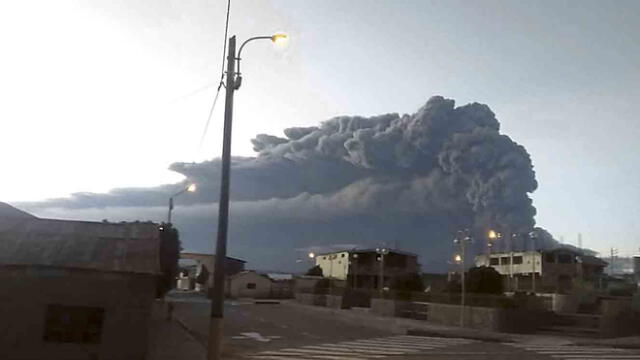 Tres explosiones. La detonaciones del volcán Ubinas tuvieron efecto de bomba atómica. Hay cientos de afectados por las cenizas.